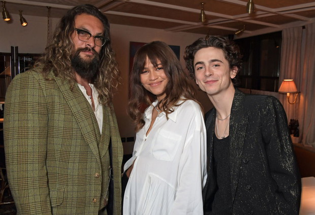 Zendaya w modnej fryzurze z grzywką