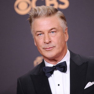 Śmiertelny wypadek na planie filmu „Rust” – Alec Baldwin postrzelił dwie osoby
