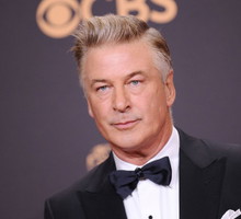 Śmiertelny wypadek na planie filmu „Rust” – Alec Baldwin postrzelił dwie osoby