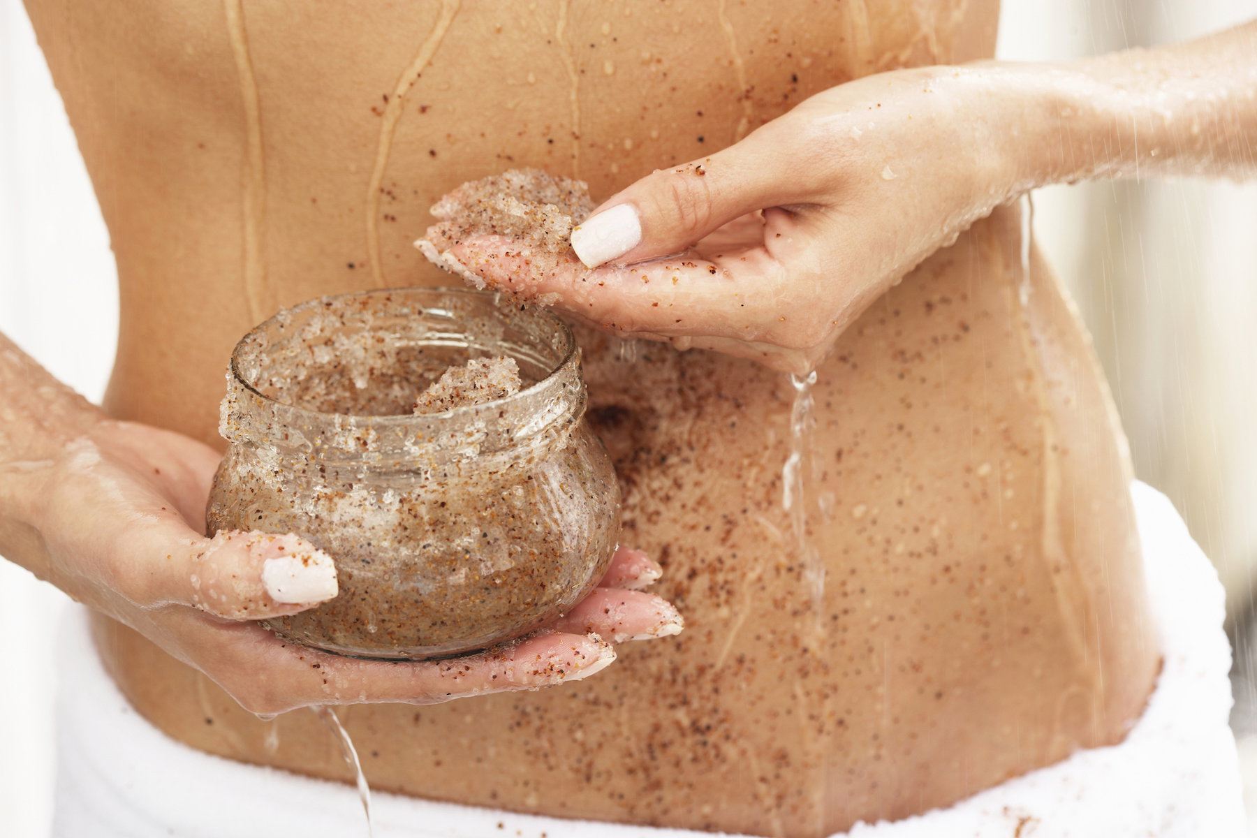 Ten peeling do ciała nie tylko wygładza i ujędrnia skórę, ale i ma działanie wysmuklające. Pachnie obłędnie!