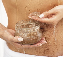 Ten peeling do ciała nie tylko wygładza i ujędrnia skórę, ale i ma działanie wysmuklające. Pachnie obłędnie!