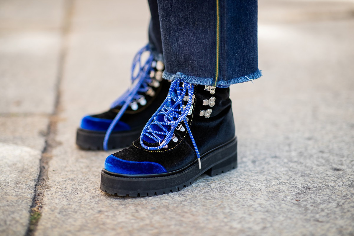 Te buty noszą teraz wszystkie fashionistki. Sprawdź, jak uniwersalny może być ten model! Poznaj 4 niezawodne triki od ekspertek!