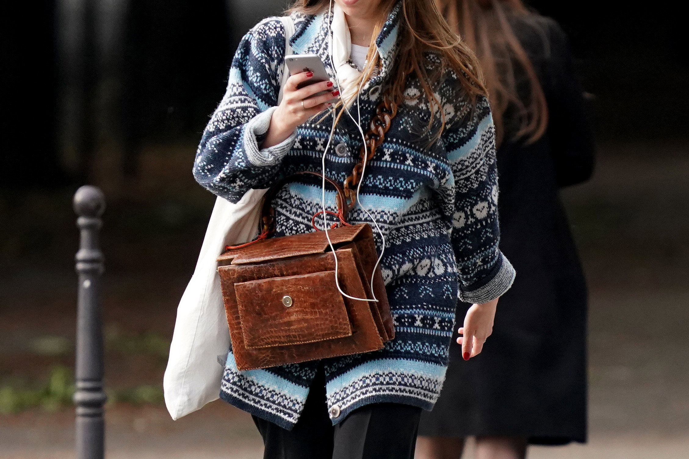 To właśnie te swetry biją teraz rekordy popularności. Fashionistki oszalały na punkcie tych z Zary!