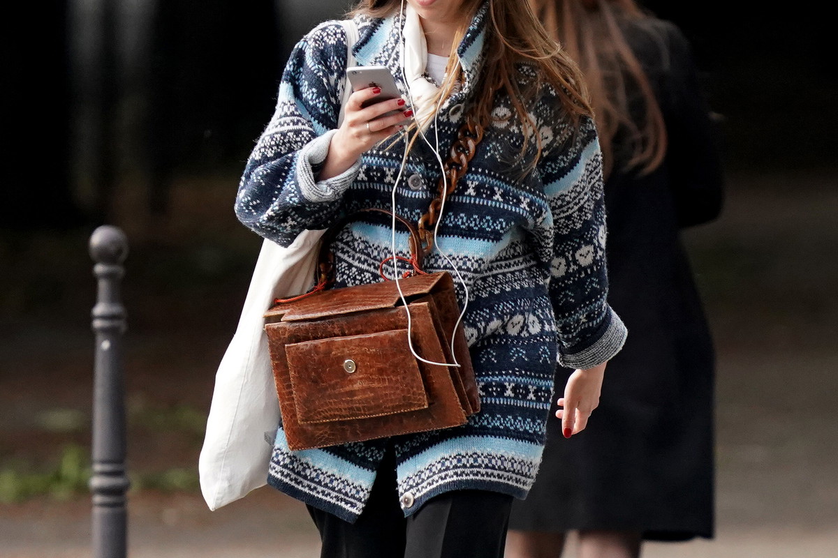 To właśnie te swetry biją teraz rekordy popularności. Fashionistki oszalały na punkcie tych z Zary!
