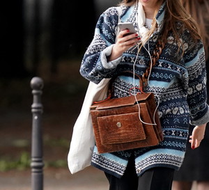 To właśnie te swetry biją teraz rekordy popularności. Fashionistki oszalały na punkcie tych z Zary!