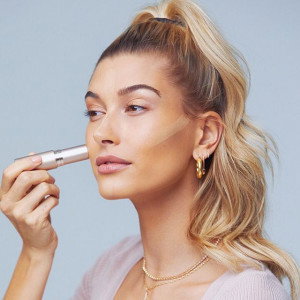 4 kosmetyki, bez których Hailey Bieber nie wyobraża sobie życia. To właśnie im zawdzięcza promienną cerę!