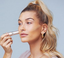 4 kosmetyki, bez których Hailey Bieber nie wyobraża sobie życia. To właśnie im zawdzięcza promienną cerę!