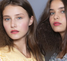 Puszące się włosy – jak je wygładzić? I co zrobić, żeby włosy się nie puszyły? Oto sprawdzone domowe sposoby