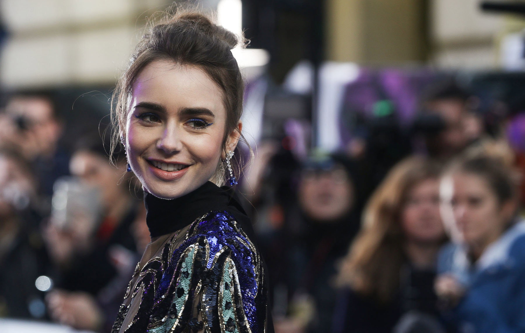 Lily Collins zmieniła fryzurę! Gwiazda „Emily w Paryżu” postawiła na grzywkę w francuskim stylu