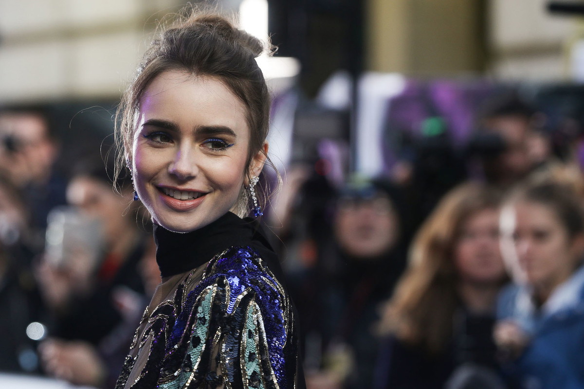 Lily Collins zmieniła fryzurę! Gwiazda „Emily w Paryżu” postawiła na grzywkę w francuskim stylu
