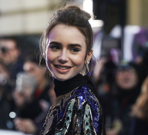 Lily Collins zmieniła fryzurę! Gwiazda „Emily w Paryżu” postawiła na grzywkę w francuskim stylu
