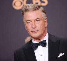Śmiertelny wypadek na planie filmu „Rust” – Alec Baldwin postrzelił dwie osoby