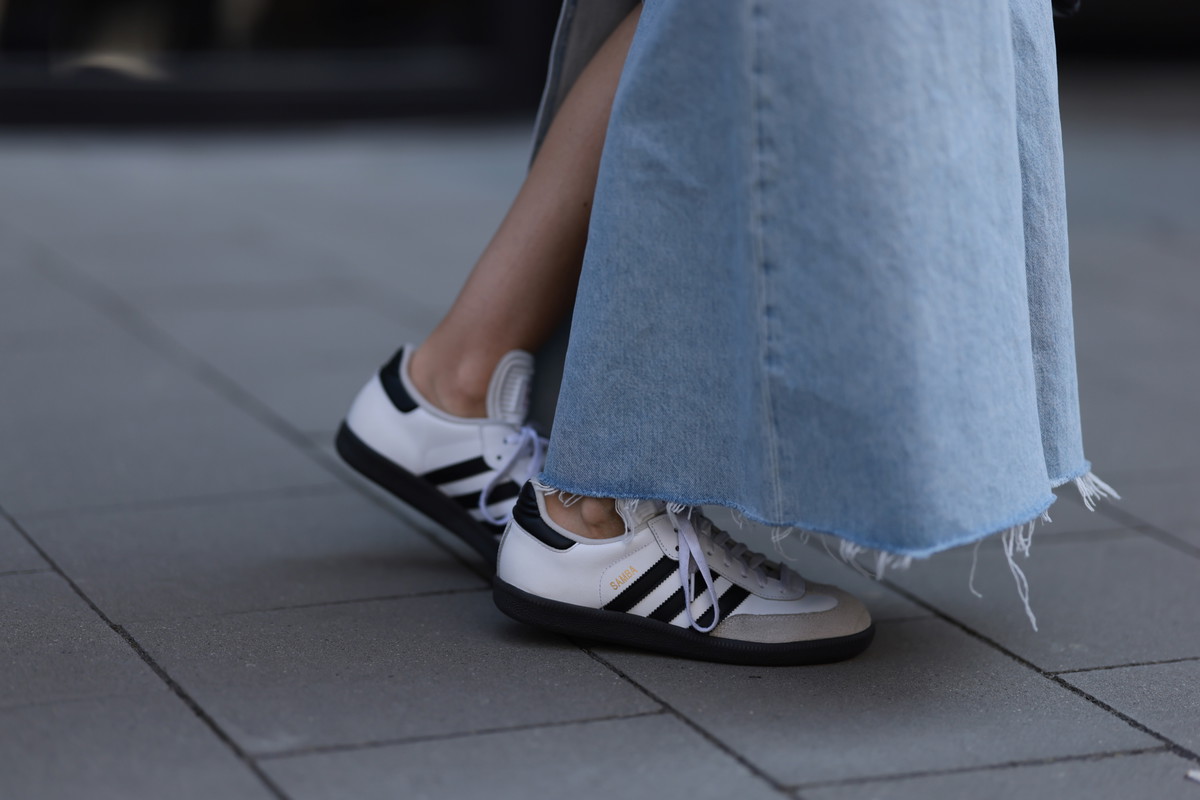 Jak prać adidasy w pralce. Tych zasad warto się trzymać, by sneakersy były jak nowe