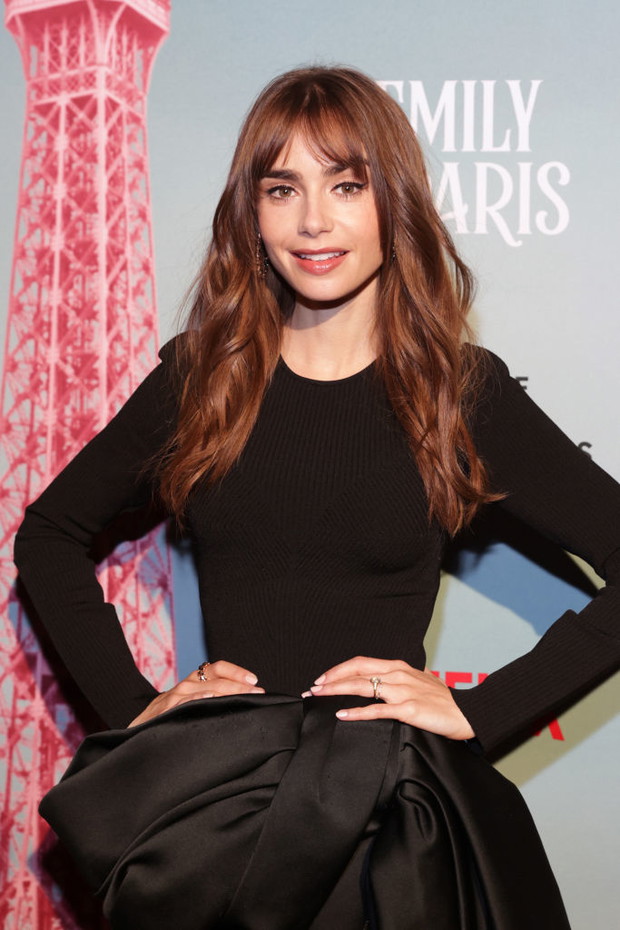 Lily Collins w grzywce.