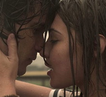 „Outer Banks” to nowy serial na Netflix, który zachwycił widzów. To coś dla fanów „Plotkary” i „Riverdale”