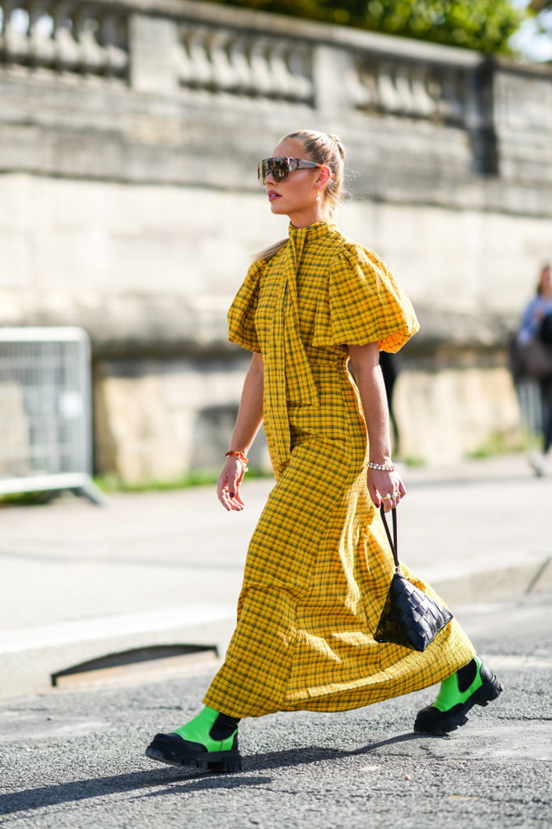 Street Style : Day Two - Paris Fashion Week - Womenswear Spring Summer 2022