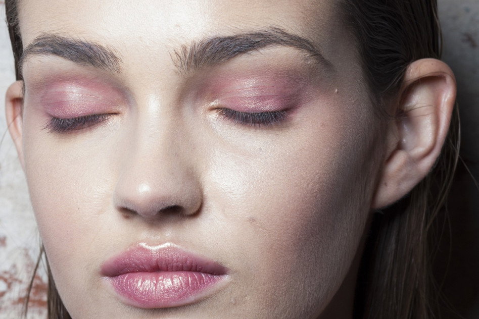 Trendy beauty z lat 2000. – inspiruje nie tylko moda z tamtej dekady. Sprawdź, które z urodowych hitów Y2K będą przebojami w 2022 roku!