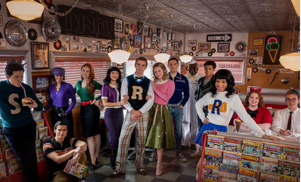 Casey Cott z „Riverdale” wziął ślub – było bajkowo! Wśród gości Lili Reinhart, Camila Mendes i Drew Ray Tanner