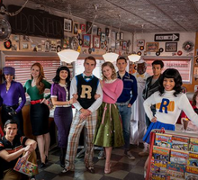 Casey Cott z „Riverdale” wziął ślub – było bajkowo! Wśród gości Lili Reinhart, Camila Mendes i Drew Ray Tanner