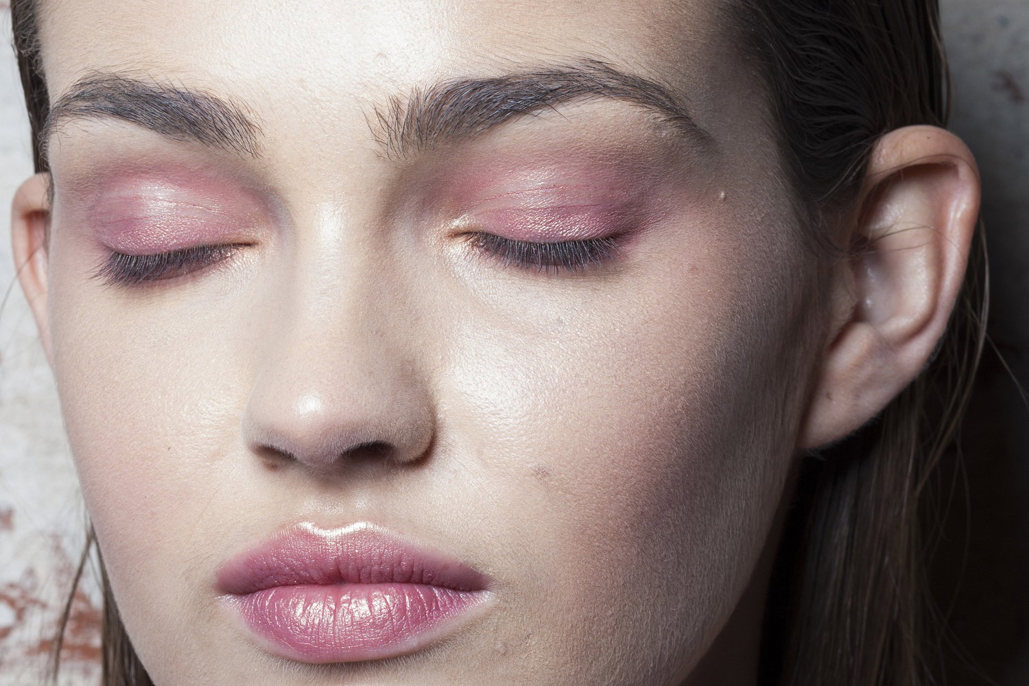 Trendy beauty z lat 2000. – inspiruje nie tylko moda z tamtej dekady. Sprawdź, które z urodowych hitów Y2K będą przebojami w 2022 roku!
