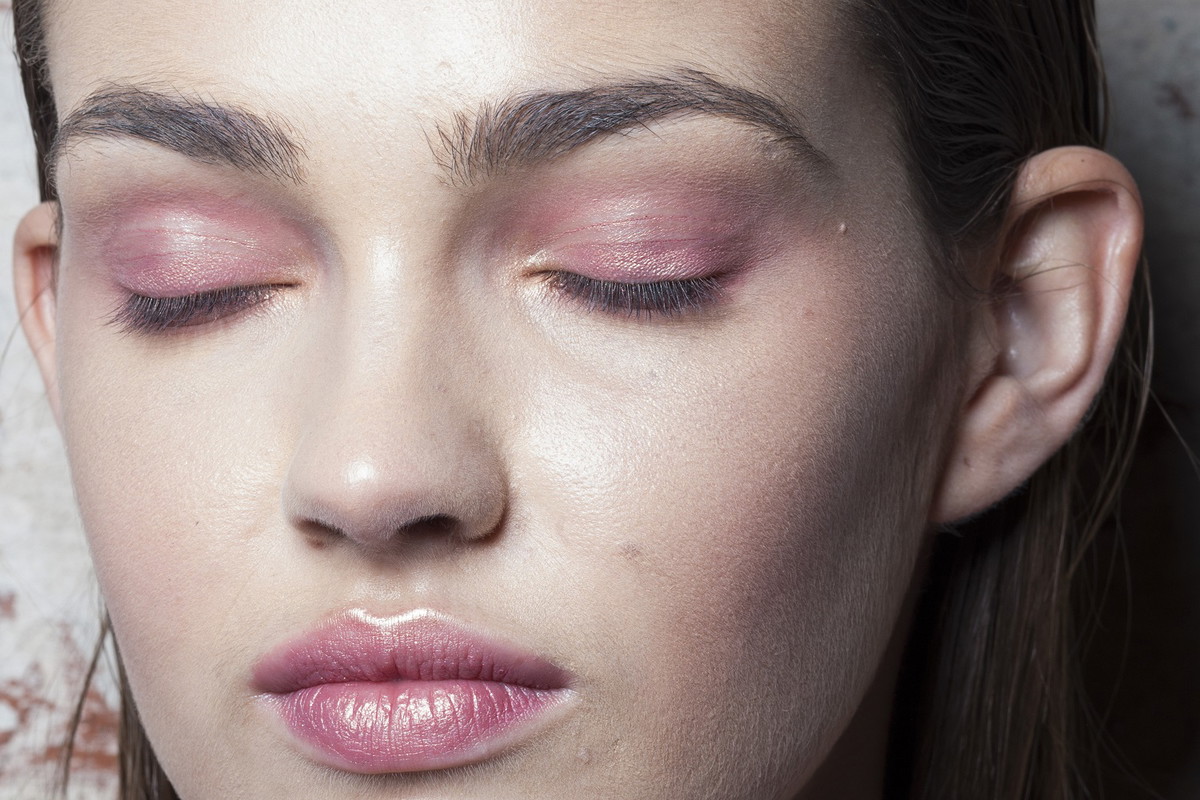 Trendy beauty z lat 2000. – inspiruje nie tylko moda z tamtej dekady. Sprawdź, które z urodowych hitów Y2K będą przebojami w 2022 roku!