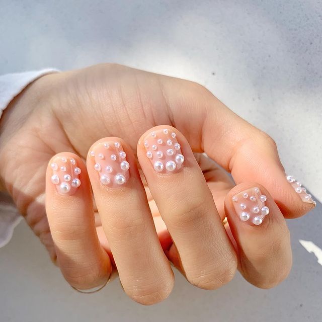 Manicure z perłami - inspiracje