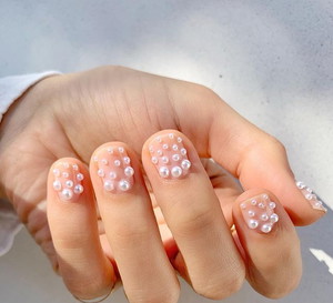 Manicure z perłami - inspiracje