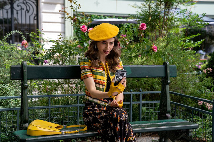 7 ubrań i dodatków, do których słabość ma zarówno Emily w Paryżu, jak i Blair Waldorf z „Plotkary”. Wy też je pokochacie!