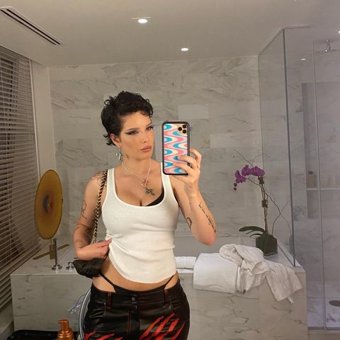 Halsey założyła sukienkę od polskiej marki. To model idealny na imprezę – wciąż jest w sprzedaży!