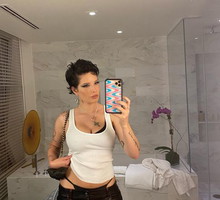 Halsey założyła sukienkę od polskiej marki. To model idealny na imprezę – wciąż jest w sprzedaży!