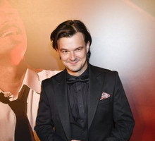 Dawid Ogrodnik w nowej roli jest nie do poznania. Do złudzenia przypomina prawdziwą postać!