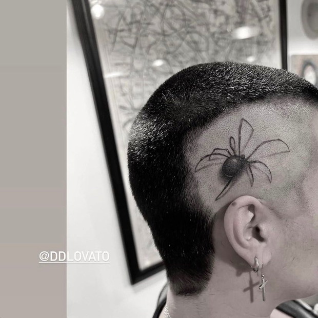 Demi Lovato ma tatuaż na głowie. Co oznacza tatuaż pająk?