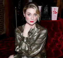 Elizabeth Debicki nie mogłaby być bardziej podobna do księżnej Diany! Są nowe zdjęcia z planu „The Crown 5”