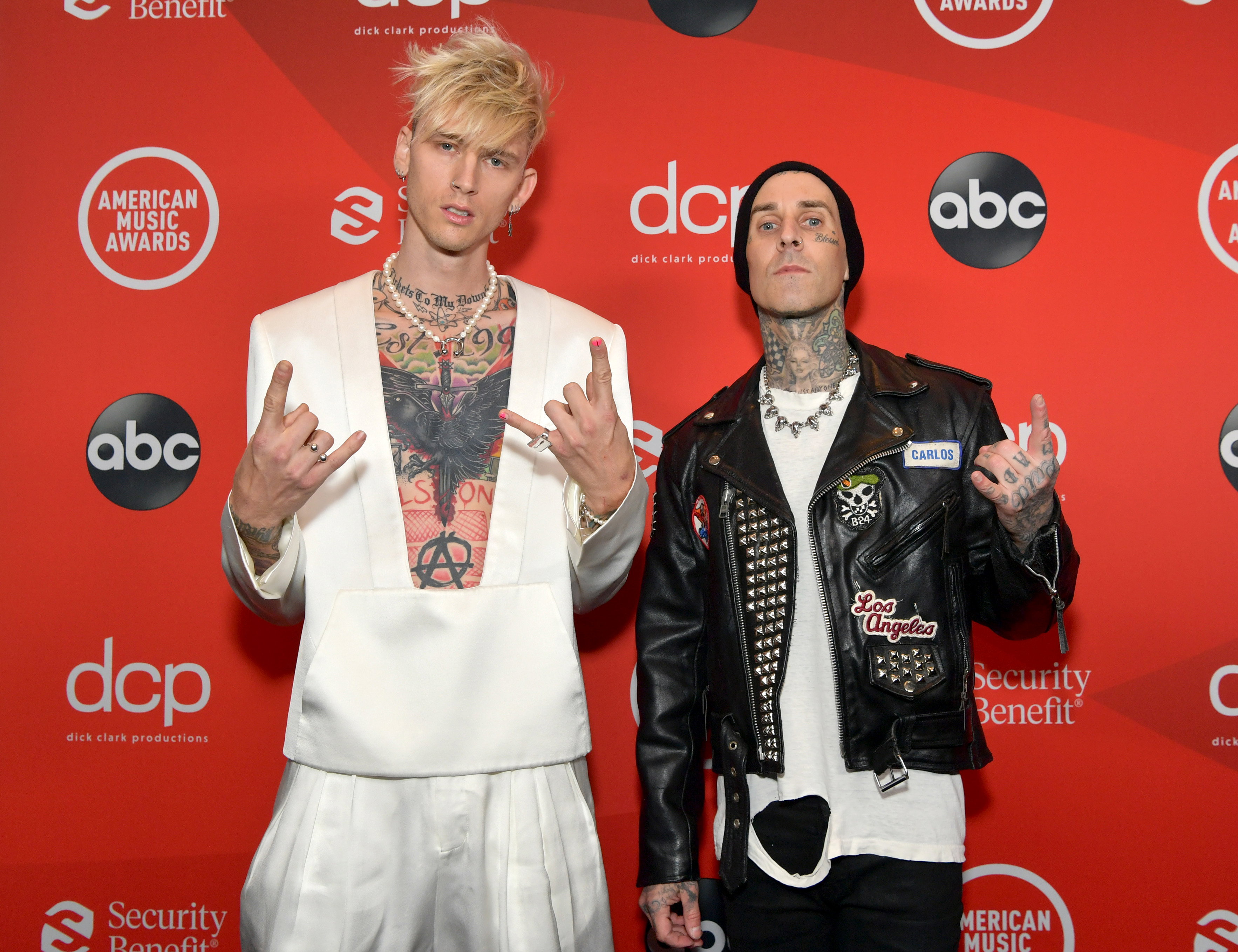 Travis Barker i Machine Gun Kelly byli ubrani tak samo, gdy oświadczali się swoim ukochanym! To najlepsze, co dziś zobaczycie