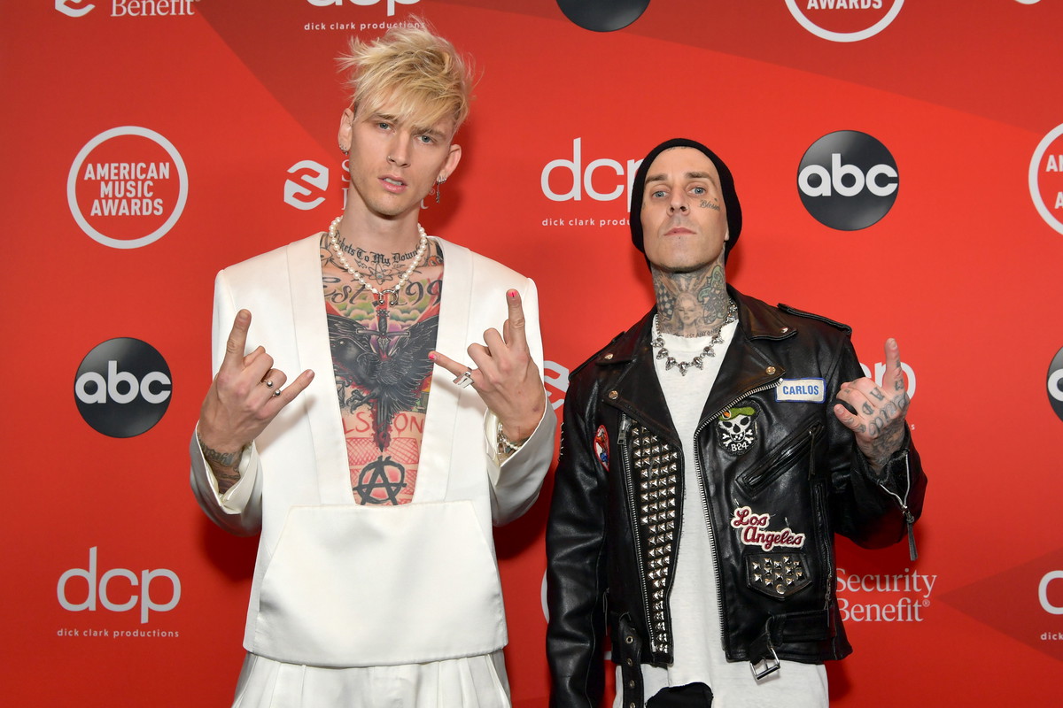 Travis Barker i Machine Gun Kelly byli ubrani tak samo, gdy oświadczali się swoim ukochanym! To najlepsze, co dziś zobaczycie