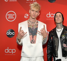 Travis Barker i Machine Gun Kelly byli ubrani tak samo, gdy oświadczali się swoim ukochanym! To najlepsze, co dziś zobaczycie