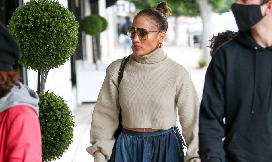 Modna spódnica maxi na wiosnę-lato 2022 w stylizacji Jennifer Lopez. Zainspiruj się outfitem gwiazdy!