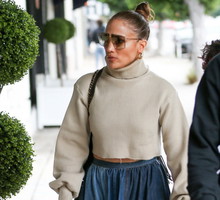 Modna spódnica maxi na wiosnę-lato 2022 w stylizacji Jennifer Lopez. Zainspiruj się outfitem gwiazdy!