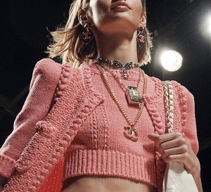 Modne swetry na 2022 rok? Wskazujemy 5 trendów, które zdominowały wybiegi. Jeden z nich wydaje się kompletnie bez sensu, ale to właśnie on jest najsilniejszy
