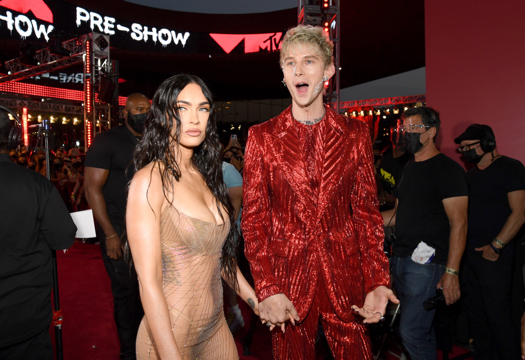 Megan Fox i Machine Gun Kelly zaręczyli się! Pierścionek zaręczynowy nie mógłby być bardziej symboliczny. Podobnie jak miejsce, w którym muzyk oświadczył się aktorce