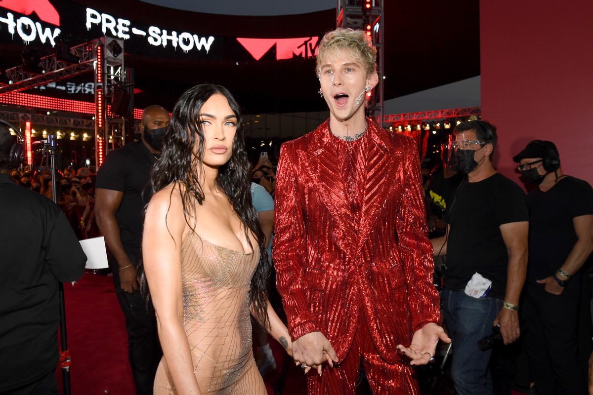 Megan Fox i Machine Gun Kelly zaręczyli się! Pierścionek zaręczynowy nie mógłby być bardziej symboliczny. Podobnie jak miejsce, w którym muzyk oświadczył się aktorce