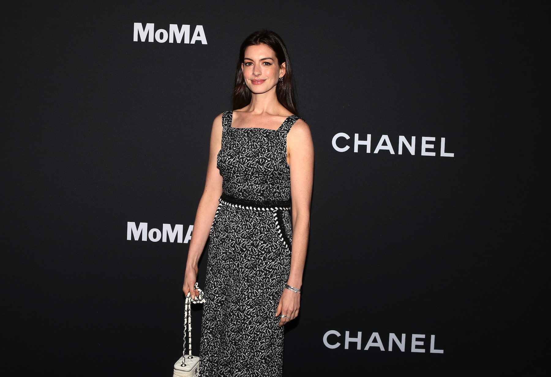 Pamiętacie grzywkę Anne Hathaway z „Diabeł ubiera się u Prady”? Za sprawą swojej nowej fryzury aktorka udowadnia, że znów jest hitem!