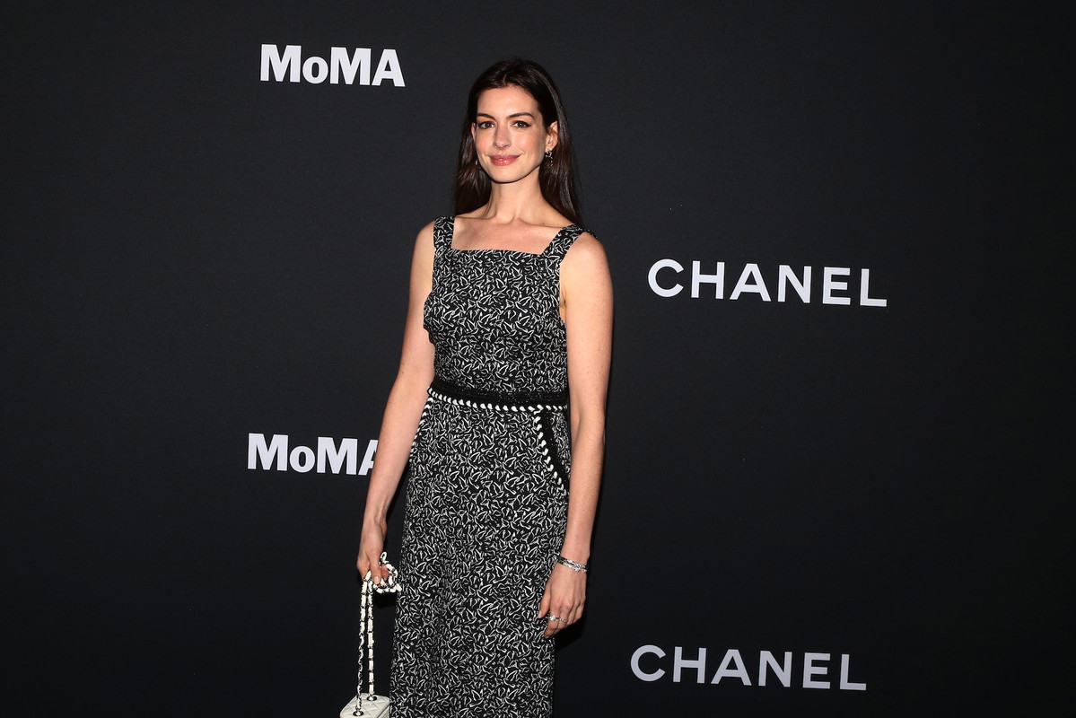 Pamiętacie grzywkę Anne Hathaway z „Diabeł ubiera się u Prady”? Za sprawą swojej nowej fryzury aktorka udowadnia, że znów jest hitem!