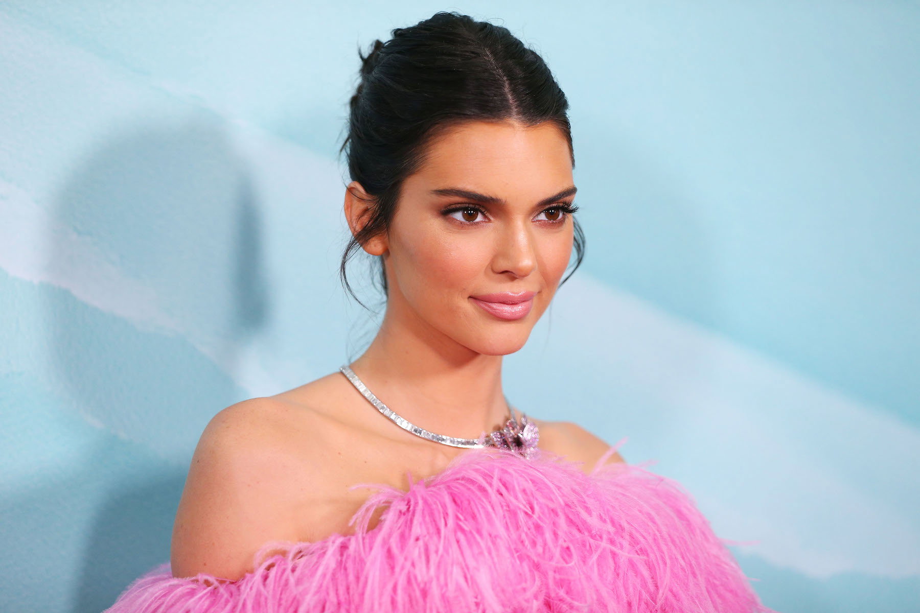 Nosiłyśmy je w latach 2000., teraz znów wyciągamy z szaf! Podobnie jak Kendall Jenner i Dua Lipa, które kontrowersyjne buty noszą w zaskakującym wydaniu!