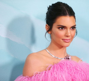 Nosiłyśmy je w latach 2000., teraz znów wyciągamy z szaf! Podobnie jak Kendall Jenner i Dua Lipa, które kontrowersyjne buty noszą w zaskakującym wydaniu!