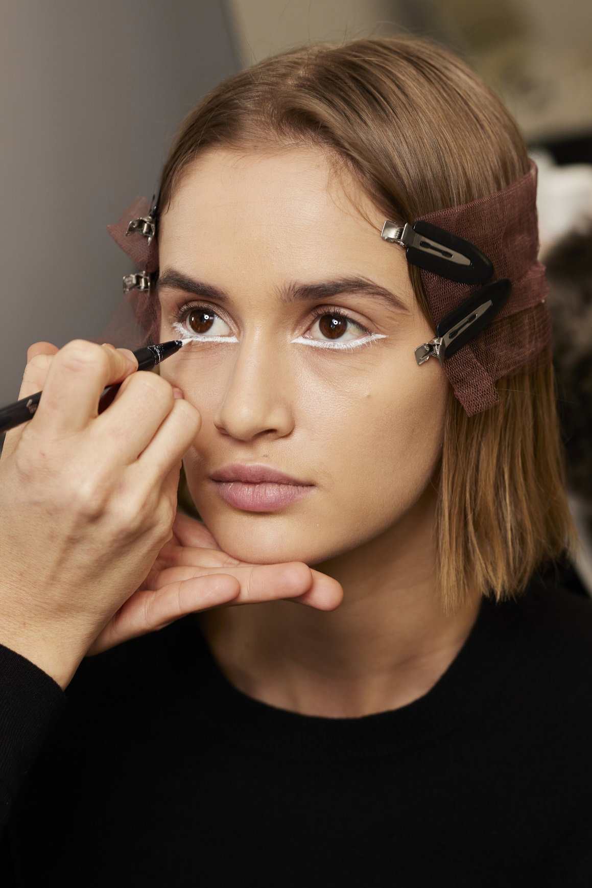 Biały eyeliner – trend beauty prosto z wybiegu. Zainspiruj się i w prosty sposób odmień swój codzienny makijaż!