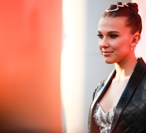 Millie Bobby Brown w sweterku z Zary, utwierdza nas w przekonaniu, że to najbardziej uroczy trend tej zimy!