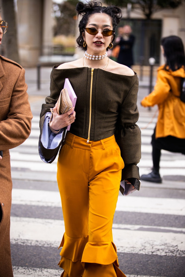 Street Style - Paris Fashion Week - Womenswear Fall/Winter 2020/2021 : Day Nine