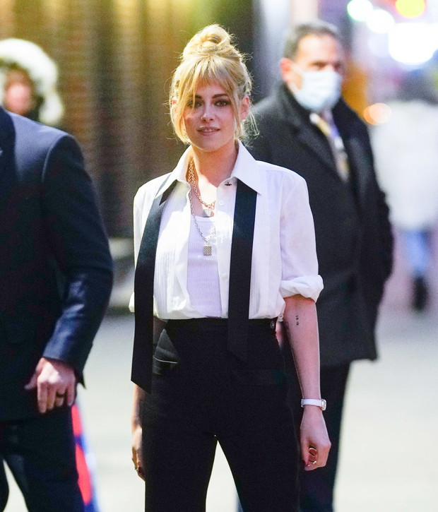Modne fryzury z grzywką: Kristen Stewart w bottleneck bangs