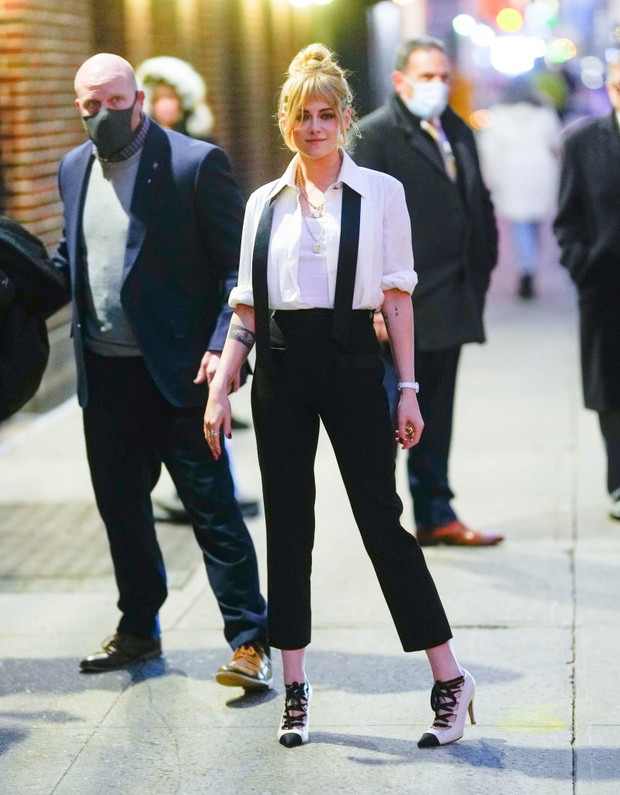 Modne fryzury z grzywką: Kristen Stewart w bottleneck bangs